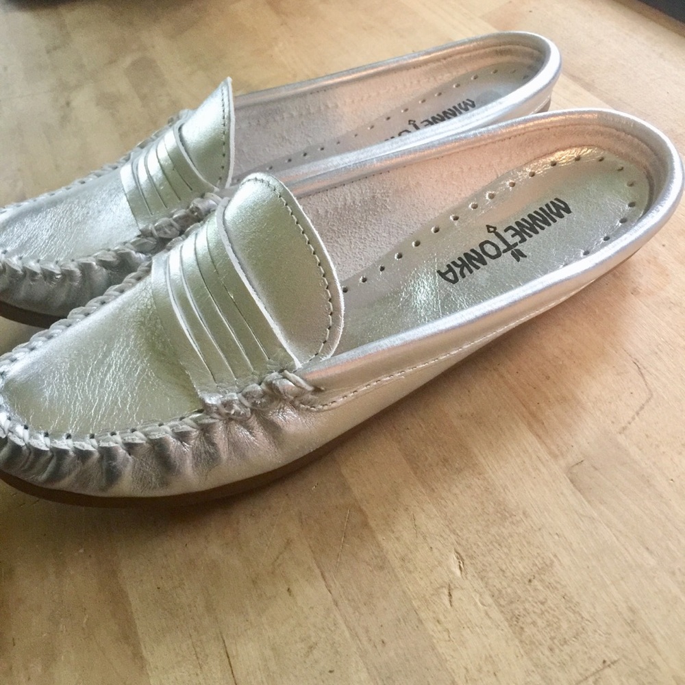 Minnetonka metallic silver leather loafer shoes